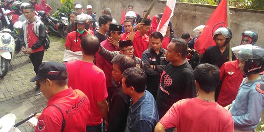 Kader PDIP demo minta Megawati pilih Danny Pomanto di Pilwalkot Makassar