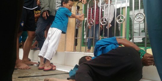 Tepergok curi sepatu jemaah masjid, Suhartono nyaris tewas dihajar massa