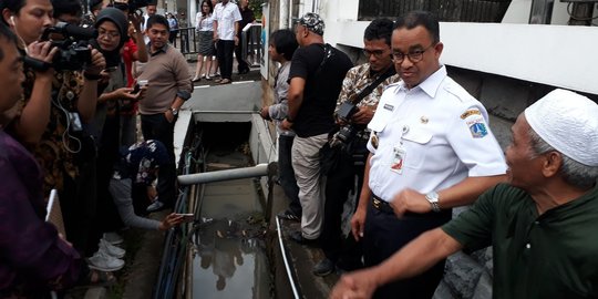 Tinjau saluran air, Anies sebut ini penyebab genangan di Kuningan