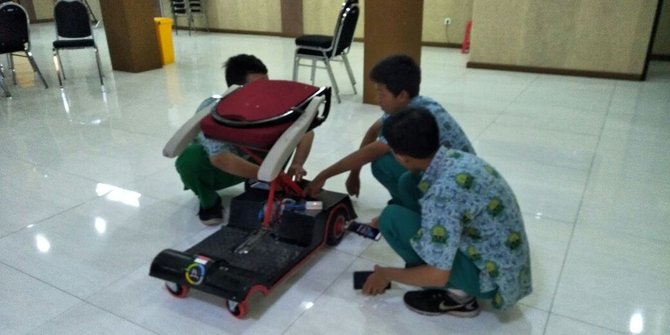 Pelajar di Sidoarjo rakit kursi roda berbasis android 