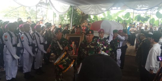 Wakil Ketua DPD Nono Sampono pimpin upacara pelepasan jenazah AM Fatwa di rumah duka