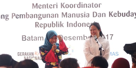 Menko PMK Puan Maharani bagikan makanan tambahan dan sembako di Batam