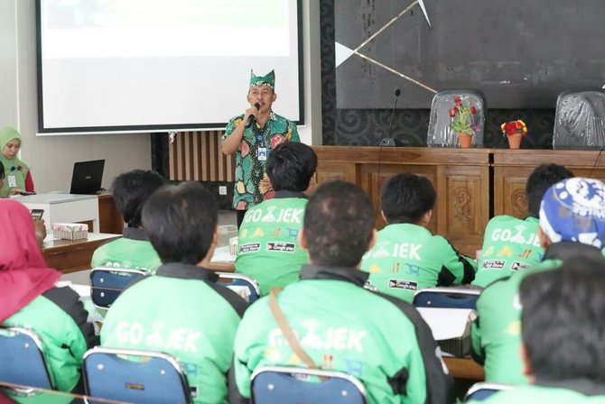 driver go jek dilatih antar obat ke warga miskin di banyuwangi