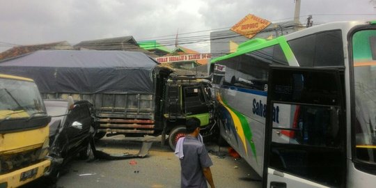 Rem blong, truk pasir tabrak enam mobil di Tangerang