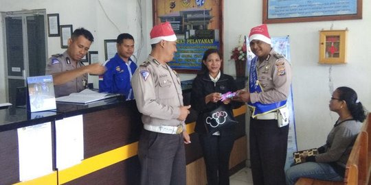 Sedang bayar pajak STNK, warga perbatasan kaget dikasih kado