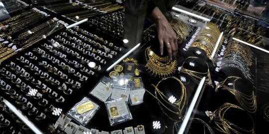 Jelang akhir pekan, harga emas melemah tipis Rp 1.000 menjadi Rp 617.000 per gram