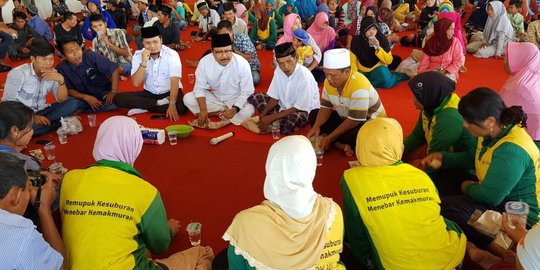 Makan nasi bungkus bersama, cara Gus Ipul serap aspirasi petani