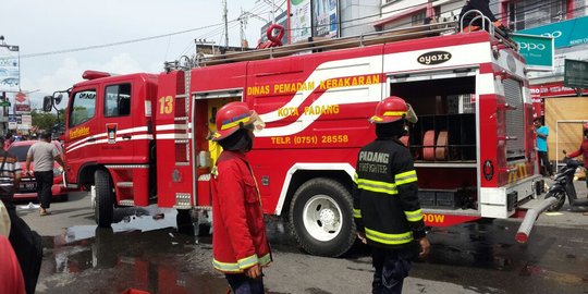 Tabung gas bocor, dua karyawan rumah makan di Padang terbakar