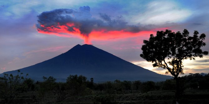 Di luar radius 10 km sekitar Kawah Gunung Agung, Bali aman dikunjungi