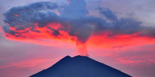 Pantauan drone, lava keluar ke permukaan kawah Gunung Agung