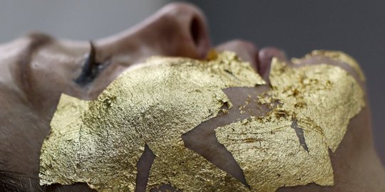 Sensasi perawatan wajah dengan emas 24 karat