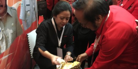 Puan Maharani belah duren seharga Rp 400 ribu per buah