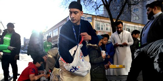 Jelang Natal, relawan masjid di London bagikan makanan untuk tunawisma