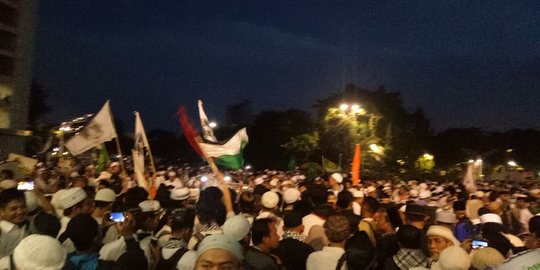 Jelang aksi bela Palestina, massa berkumpul di Istiqlal salat subuh berjemaah