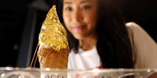 Mencicipi lezatnya es krim berlapis emas di Singapura