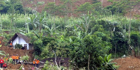 Belasan rumah dan akses jalan di Banyumas rusak diterjang longsor