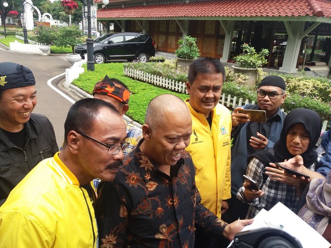 kader golkar jabar antar surat pencabutan dukungan ke rumah ridwankamil