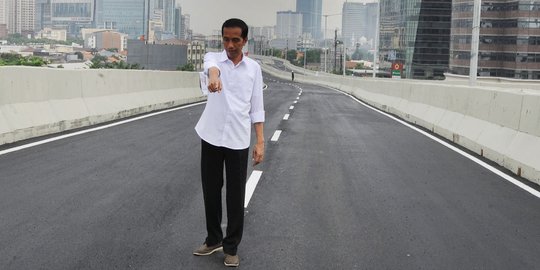 Usai beri kuliah umum di Dies Natalis 68 UGM, Jokowi resmikan tol Surabaya-Mojokerto