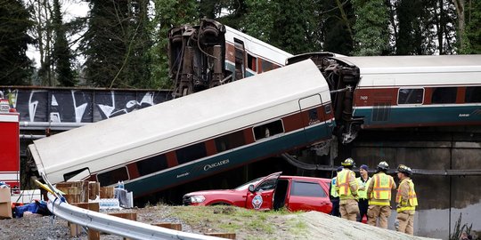 Kereta di AS tergelincir dan jatuh dari jembatan, 6 tewas
