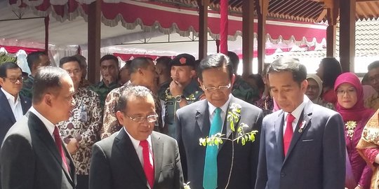 Kuliah umum di UGM, Jokowi cerita soal nasib tukang pos hingga kamera analog