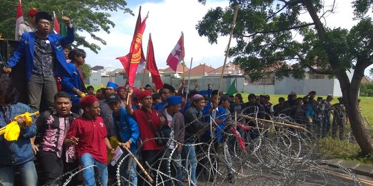 Aksi peduli Palestina ricuh di Konjen AS, mahasiswa Surabaya segel McDonald's
