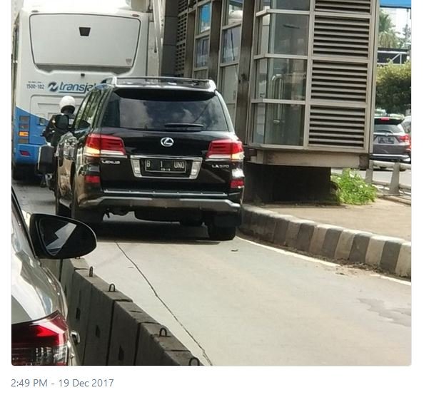 mobil plat b 1 masuk jalur busway