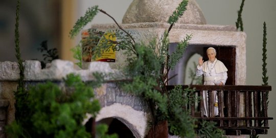 Miniatur bangunan ala Timur Tengah ini ada penampakan Paus Francis