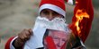 Aksi Santa Claus bakar wajah Trump di Gaza