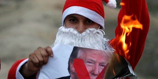 Aksi Santa Claus bakar wajah Trump di Gaza