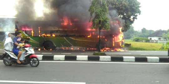 Hendak wisata ke Yogyakarta, bus SDN Wangkal Sidoarjo terbakar di jalan