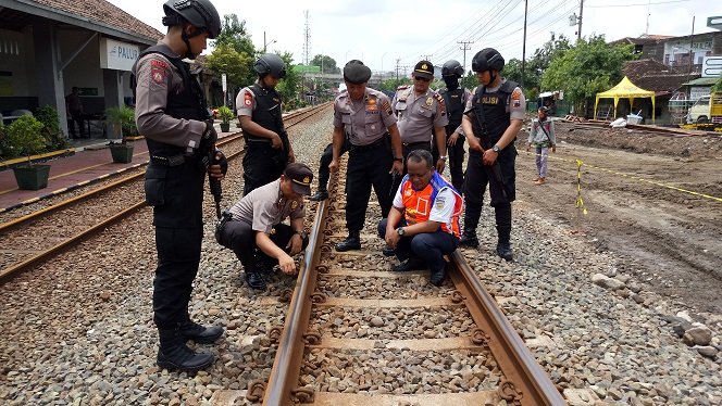 polres karanganyar sisir jalur kereta api