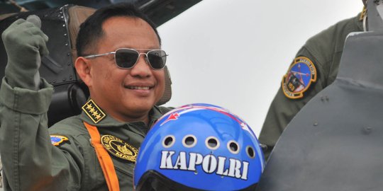 Biasa kejar maling di darat, Kapolri Tito pusing saat Sukhoi bermanuver