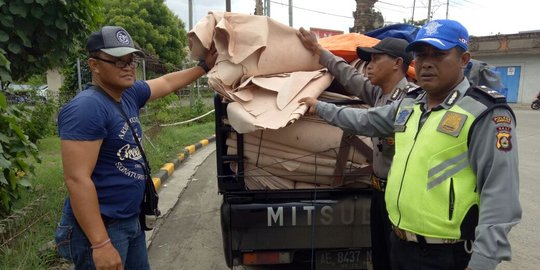 Bau anyir berasal dari pikap, saat digeledah ditemukan 300 kulit sapi