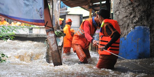 Tanggul kembali jebol, puluhan rumah di Jati Padang terendam banjir