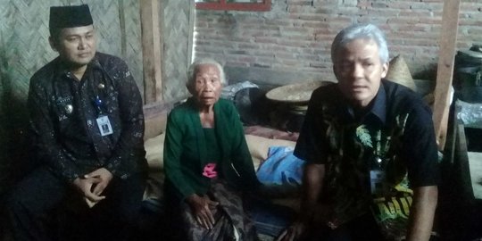 Raut wajah berseri Nenek Rastiyem saat rumah reyotnya direnovasi