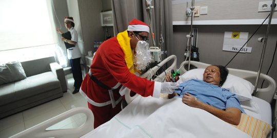 Sinterklas berbagi kado Natal untuk pasien RS Siloam