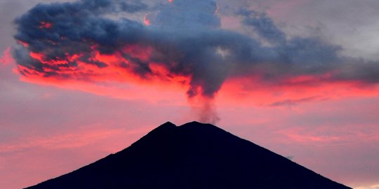 Di 2018, BNPB sebut Gunung Agung dan Gunung Sinabung masih terus erupsi