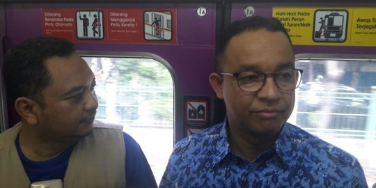 Kunjungi Tanah Abang, Anies pilih naik KRL