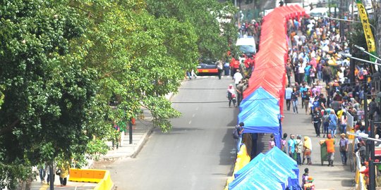 Penampakan depan Stasiun Tanah Abang mulai dipadati tenda PKL