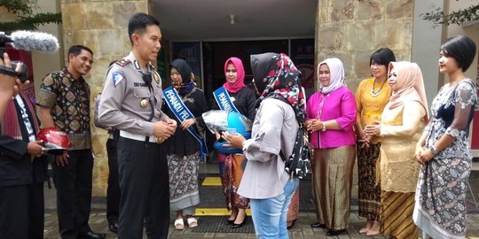 Hari Ibu, Polresta Tangerang hadiahkan lady bikers helm