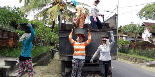 Potret wanita pengungsi Gunung Agung di Hari Ibu