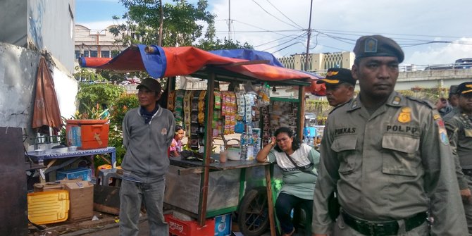PKL buka lapak lagi di trotoar Pasar Tanah Abang, Satpol PP turun tangan