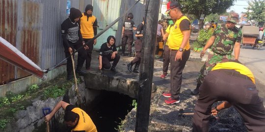 Cegah banjir saat Natal & Tahun Baru, polisi Medan bersihkan drainase