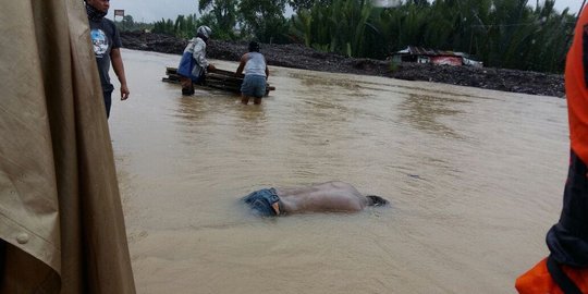 Sedang evakuasi warga korban banjir, petugas temukan mayat mengambang