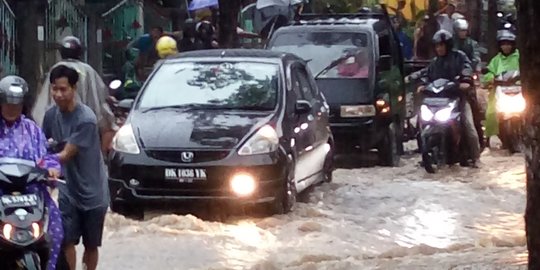 5 Jam diguyur hujan, sepanjang jalan di Buleleng banjir