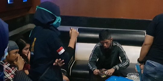 Razia tempat karaoke & warnet, petugas ciduk 18 orang positif narkoba