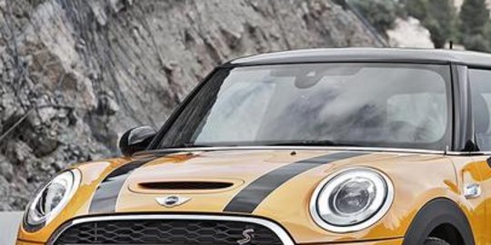 Mini Cooper tabrak Xenia dan mobil pikap, pengemudinya mahasiswi