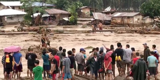 Badai picu longsor dan banjir di Filipina, 90 tewas