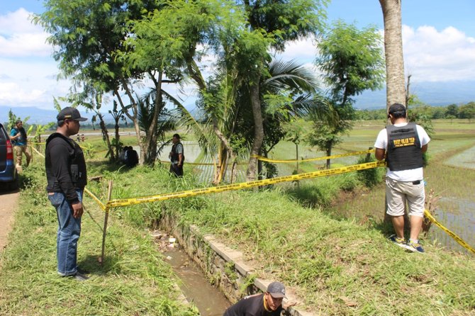 penemuan mayat tanpa celana di parit