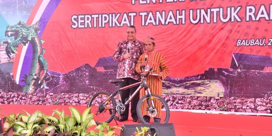 Mendes PDTT serahkan hadiah pemberian Presiden RI kepada warga Sultra